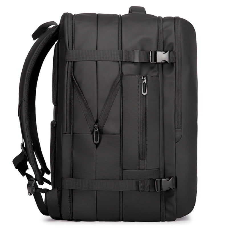 Mochila negra con capacidad expandible.