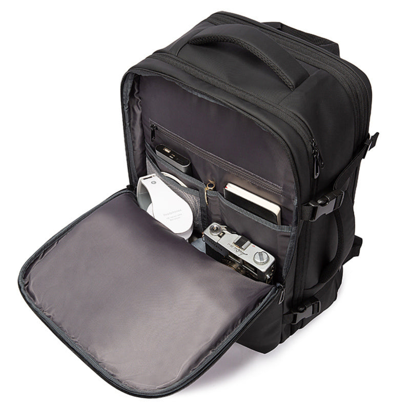 Mochila negra con bolsillos organizables.