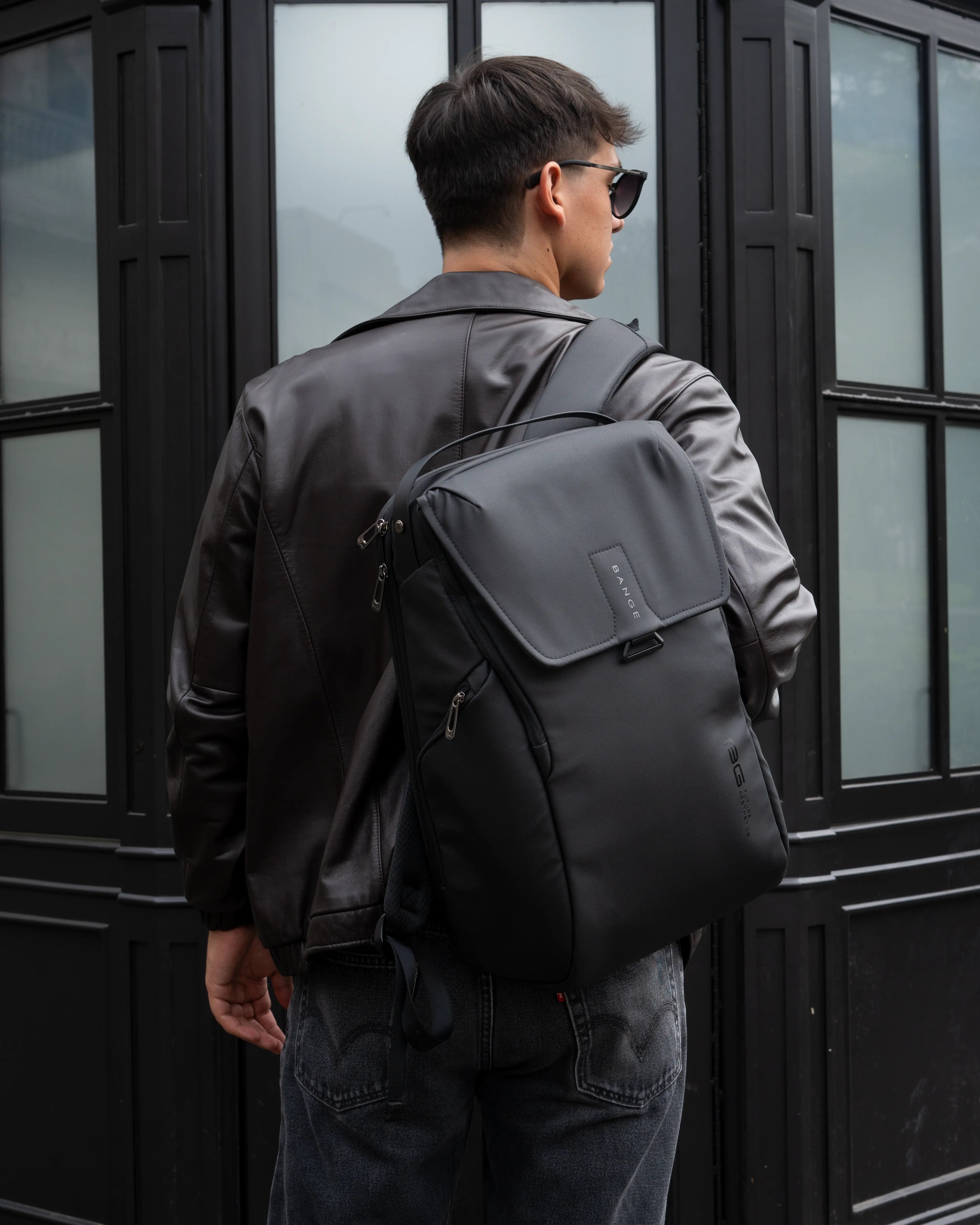 Mochila negra, pensada para tu día a día o viaje de negocios.
