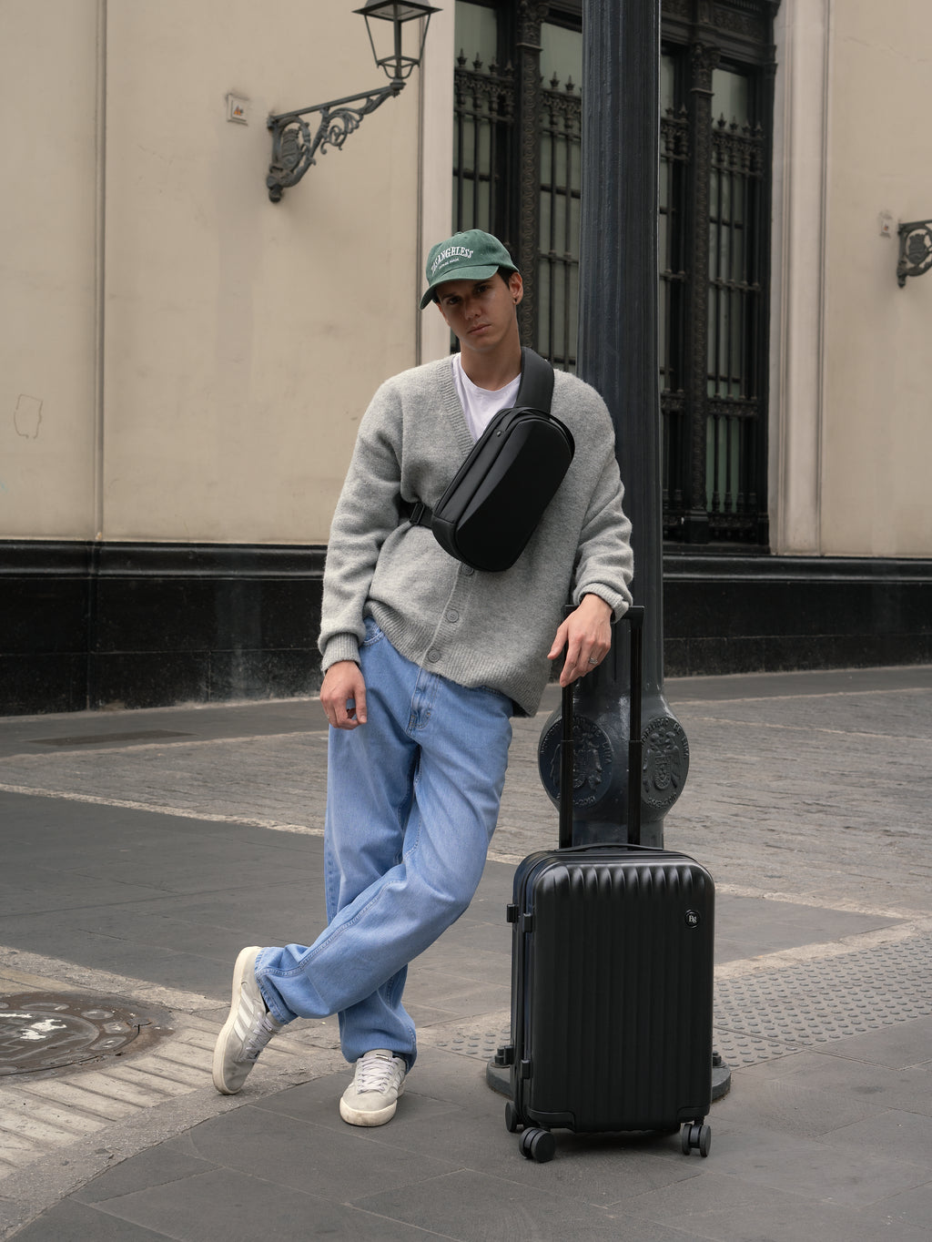 Bange, outfit del mes que consta de una pechera y una maleta. Ambos negros y perfectos para ir de viaje.