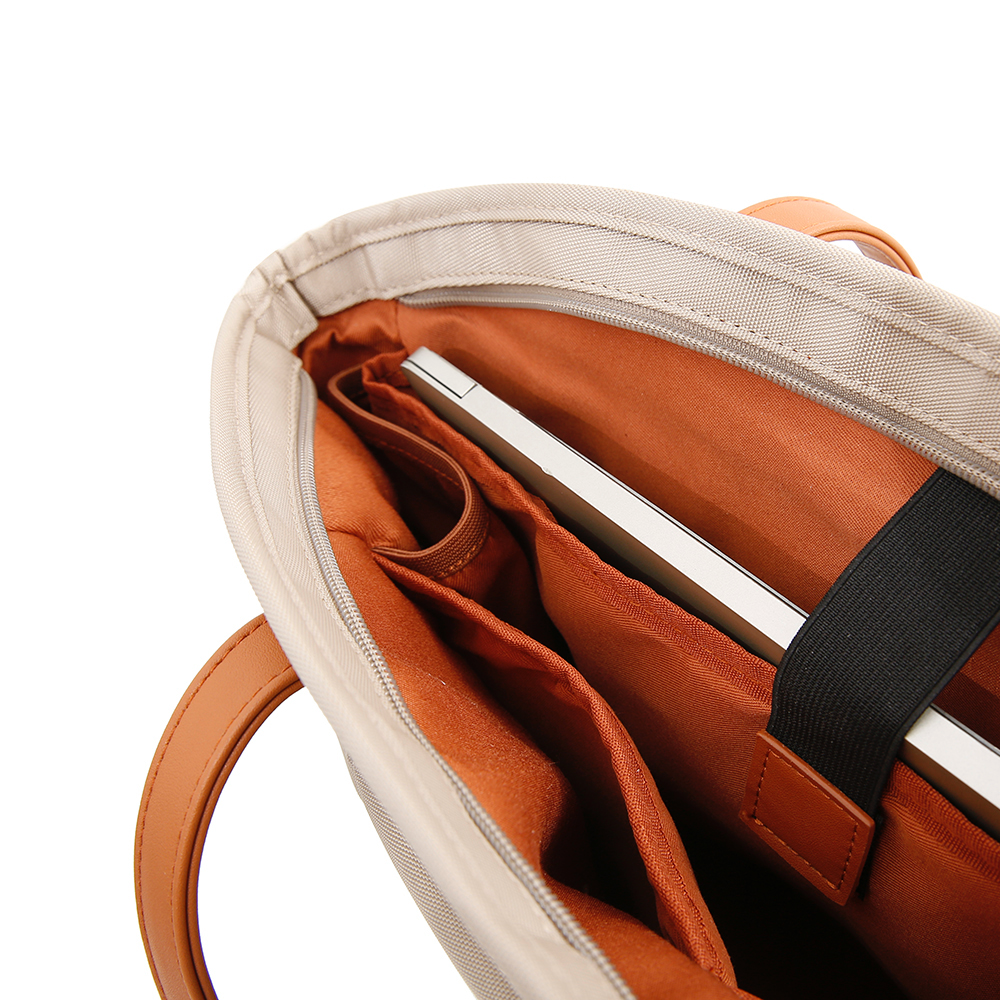 Bolso para mujer The Urban Tote de Bange Perú, accesorio para mujer en color beige, múltiples bolsillos