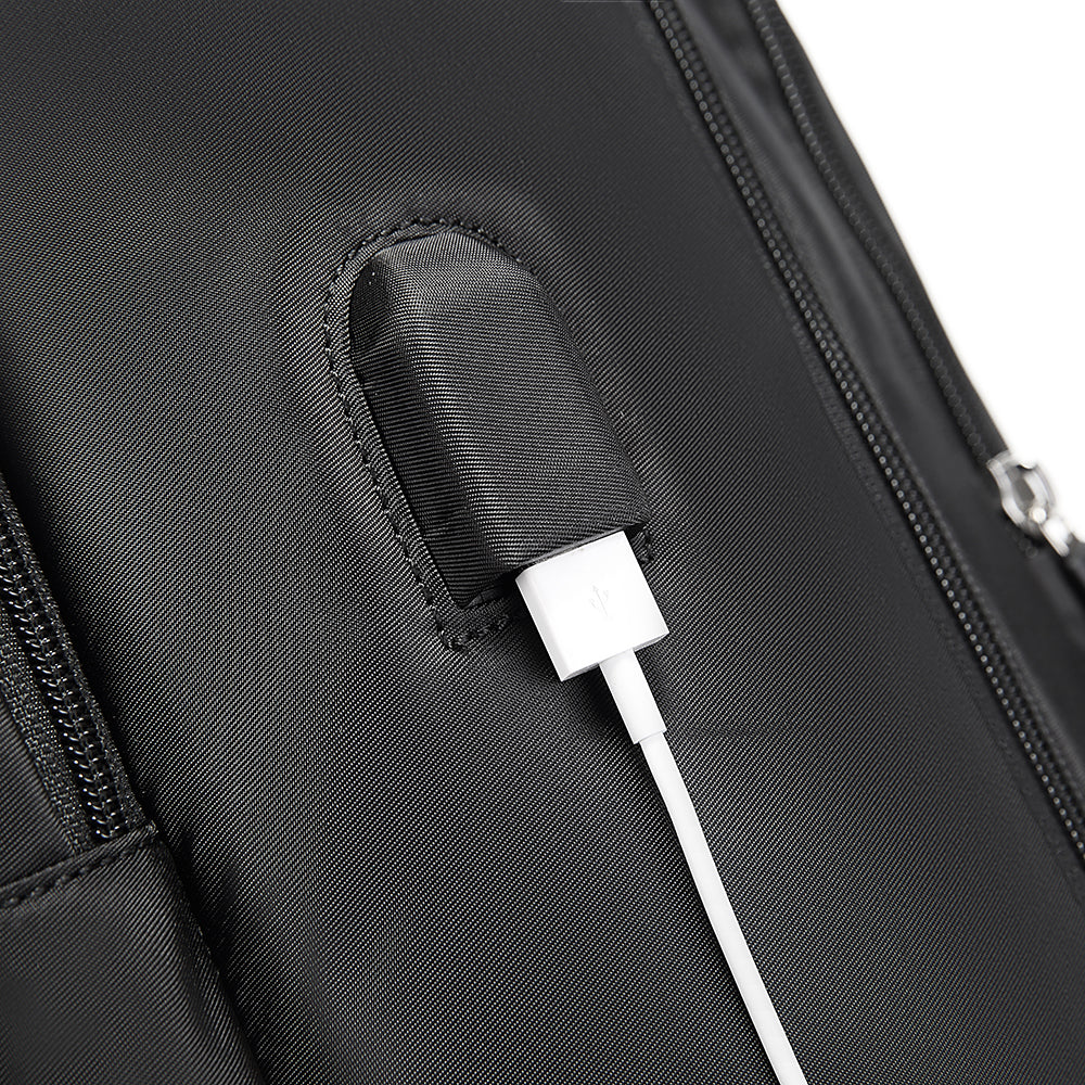 Mochila The Urbanpack de Bange Perú para viajes, color negro y conector USB