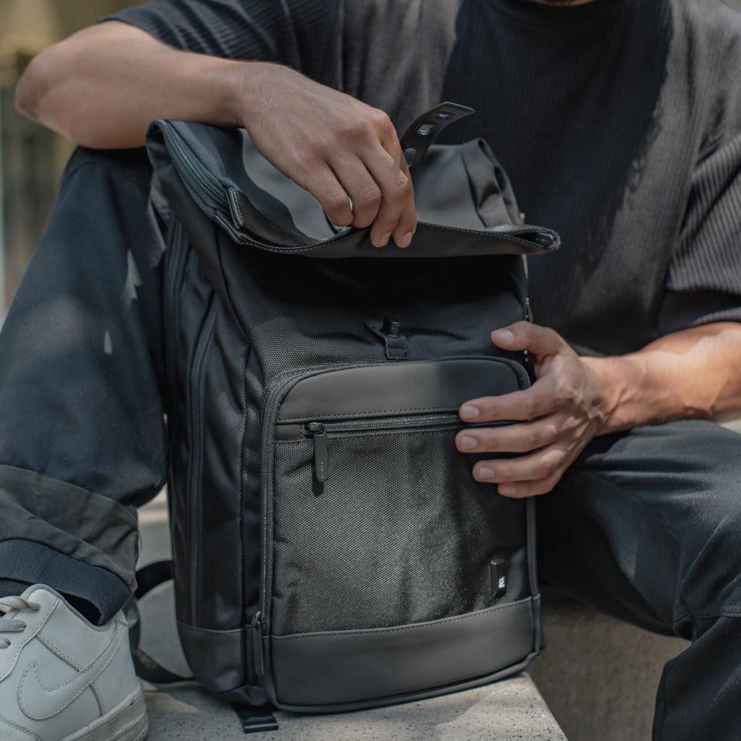 Mochila The Strappack de Bange Perú para el día a día, color negro, seguridad y accesibilidad