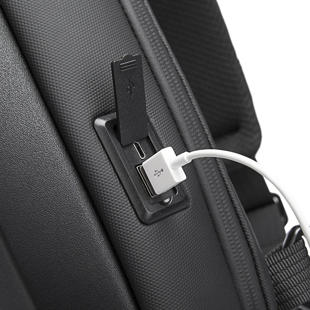 Pechera The Shelter de Bange Perú para viajes urbanos, color negro, entrada USB para cargador portátil